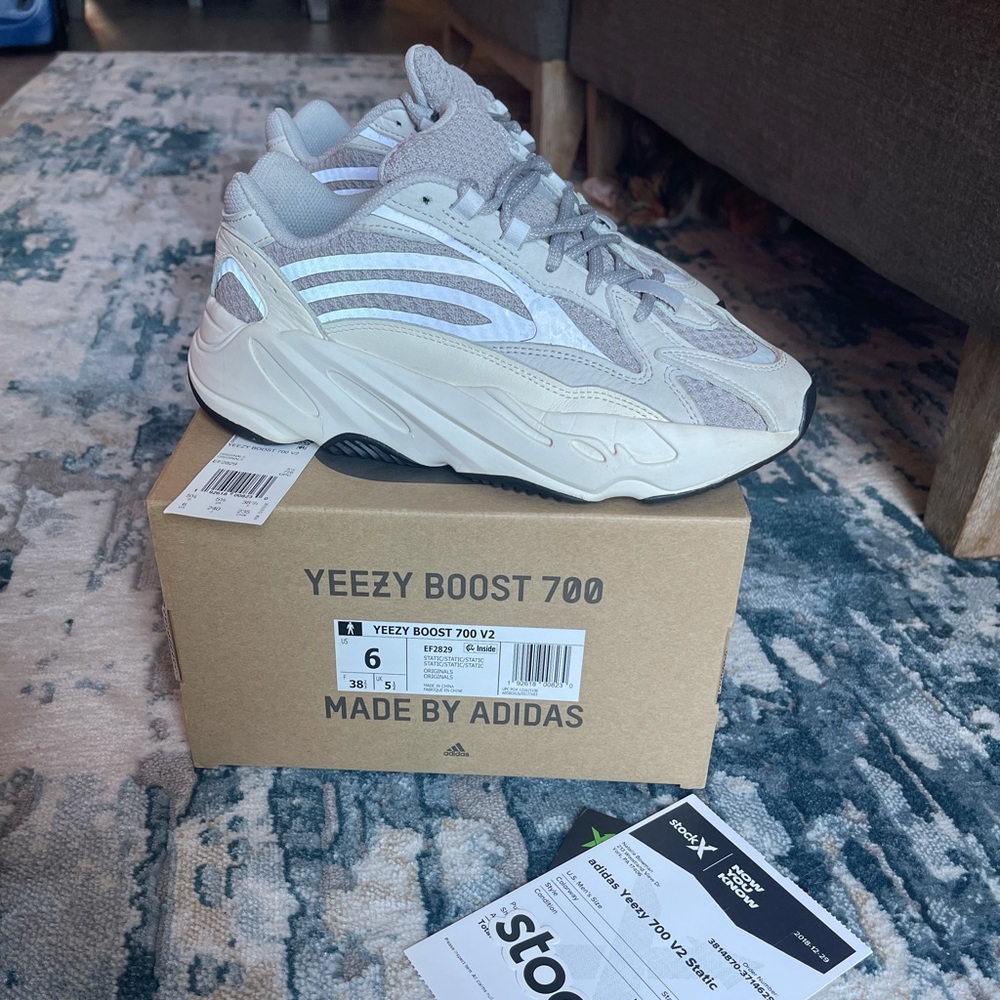 Yeezy 700 v2 static